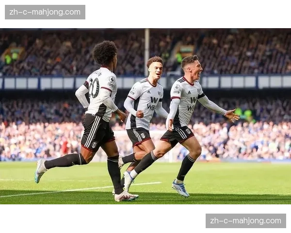 布莱顿控球体系面临挑战，中场三人组轮换保持传球流畅性